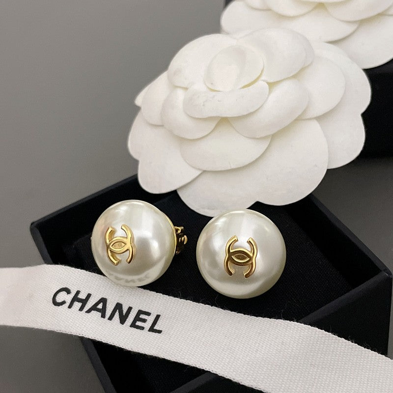 18K Chanel Pearl Gold Round Earrings