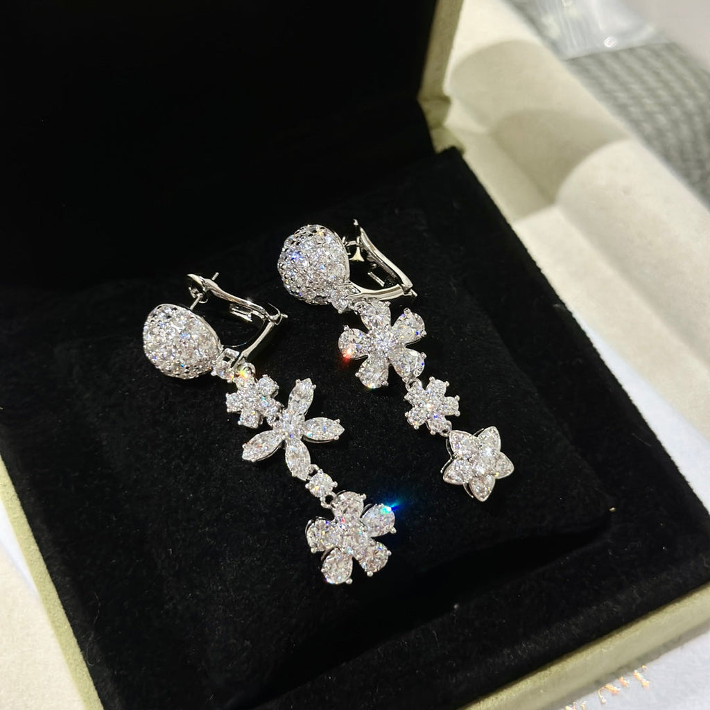 18K Van Cleef & Arpels Folie Des Prés Earrings