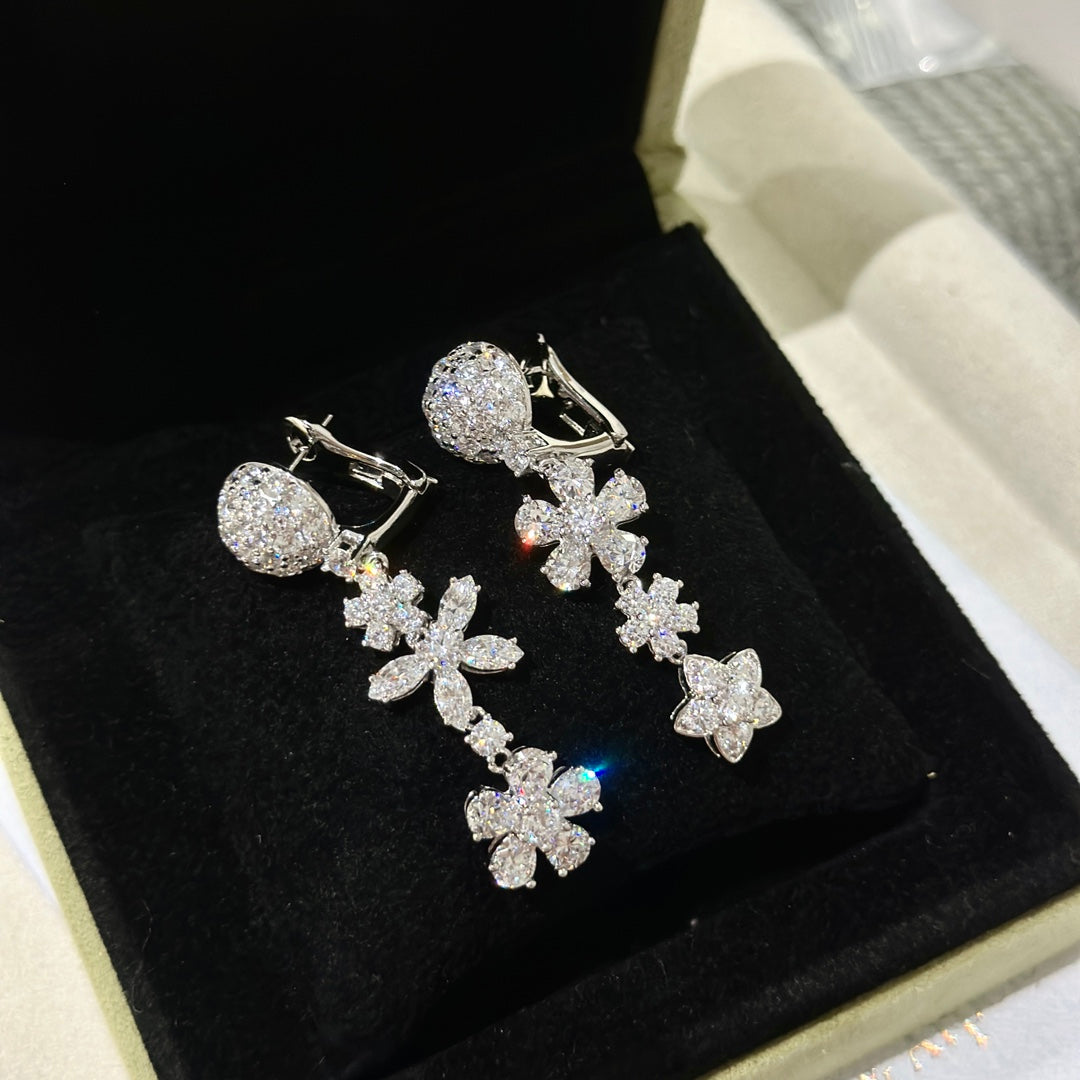 18K Van Cleef & Arpels Folie Des Prés Earrings