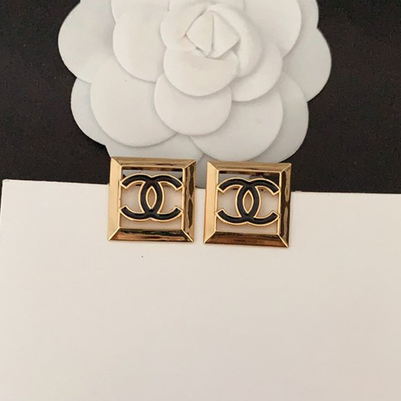 18K Chanel Square Hollow Earrings