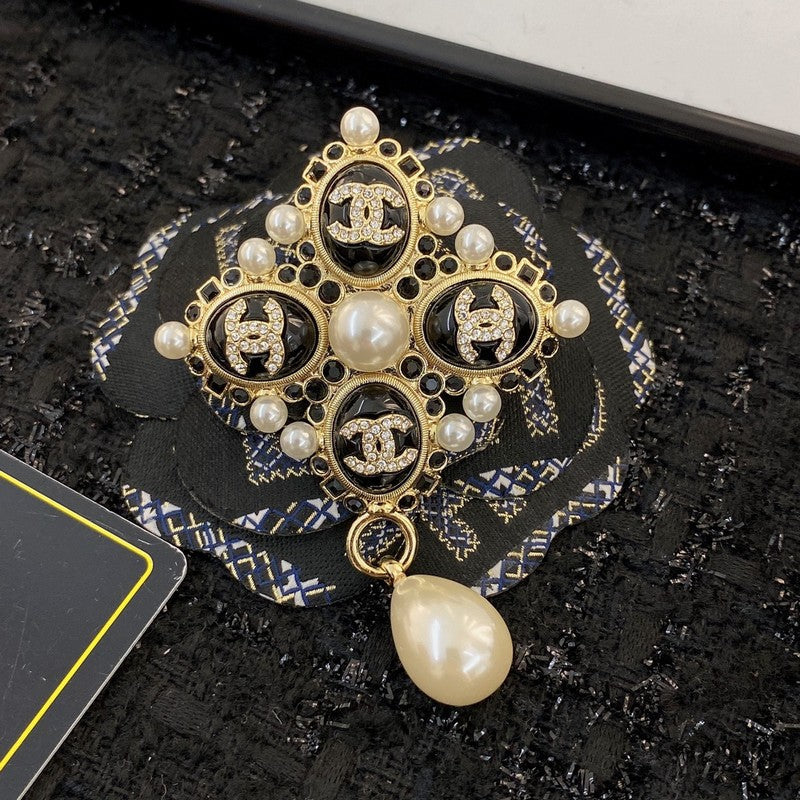 18K Chanel Pearl Pendant Gold Brooch