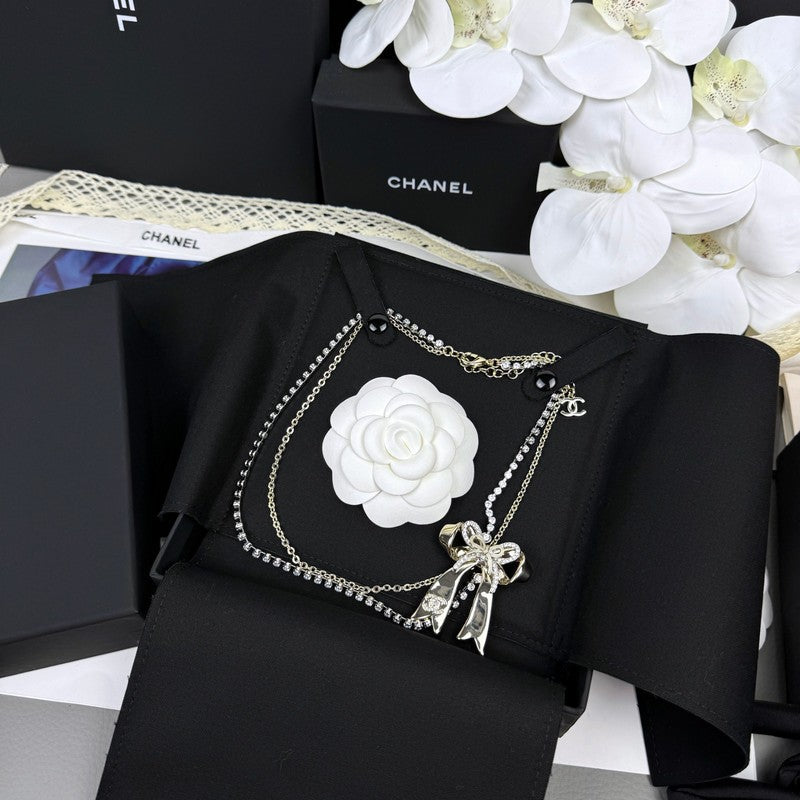 18K Chanel 25K Bow Tie Diamond Gold Necklace
