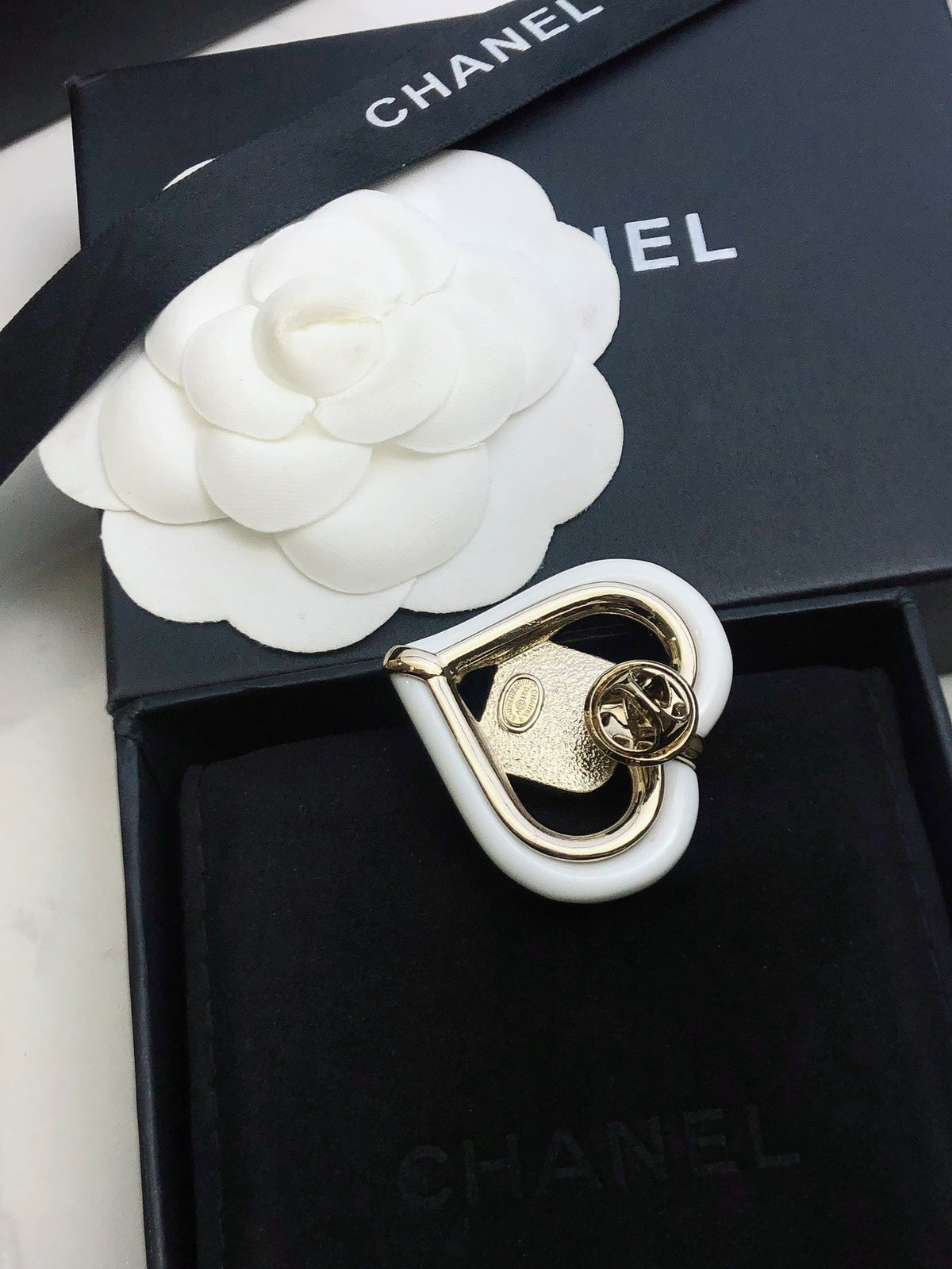 18K Chanel Heart Brooch