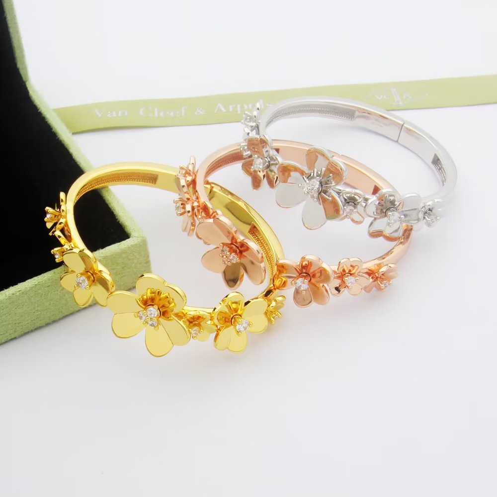 18K Van Cleef & Arpels Frivole Seven Flowers Bracelet