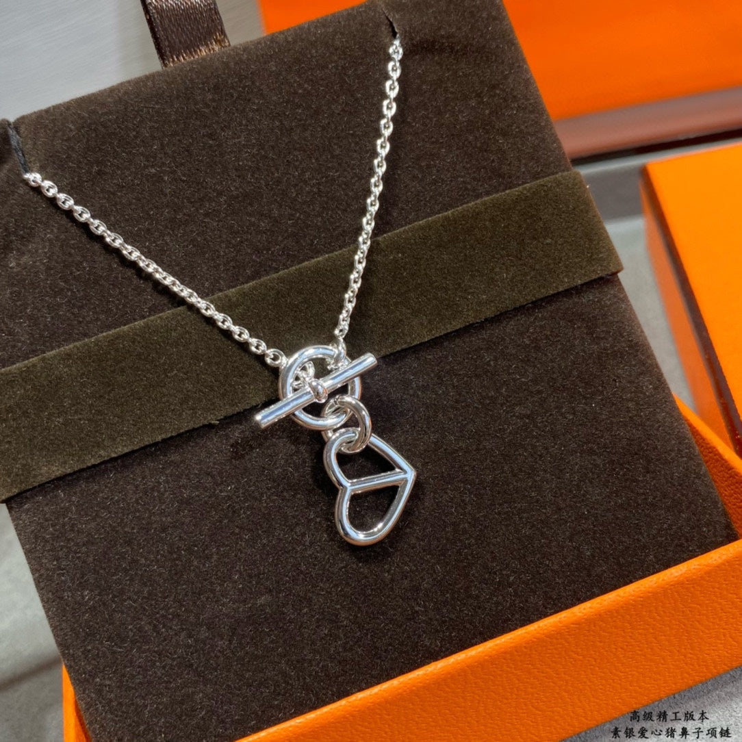 18K Cache-coeur Amulette Pendant Hermès Necklace