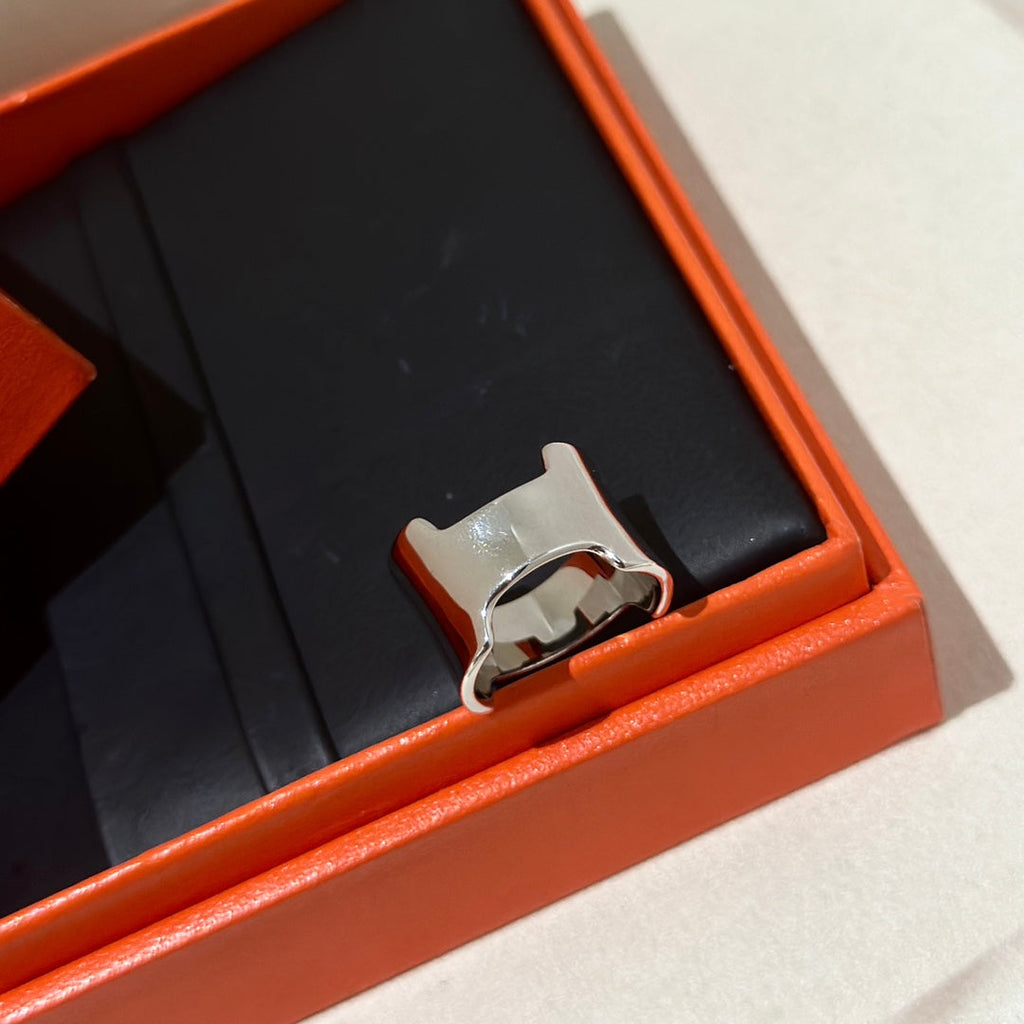 18K Amazone Large Hermès Ring