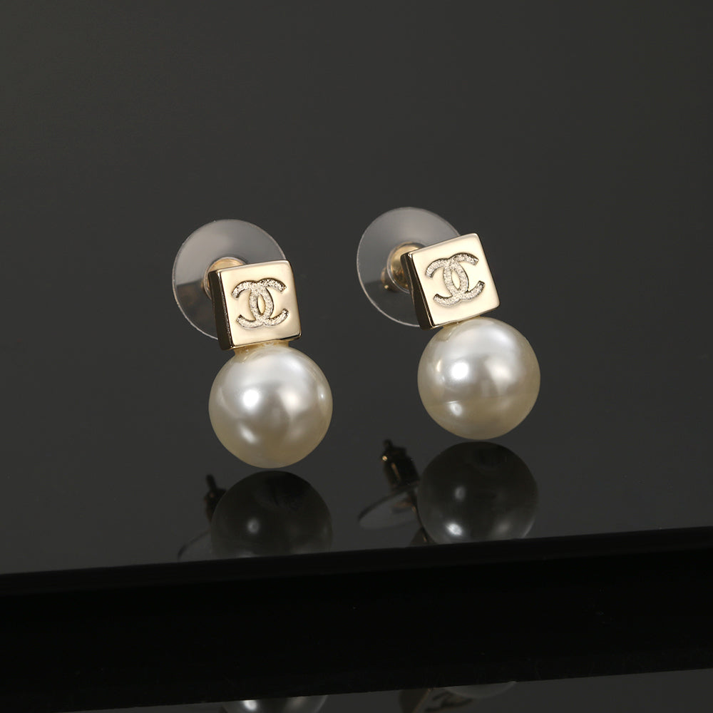 18K Chanel Pearls Earrings