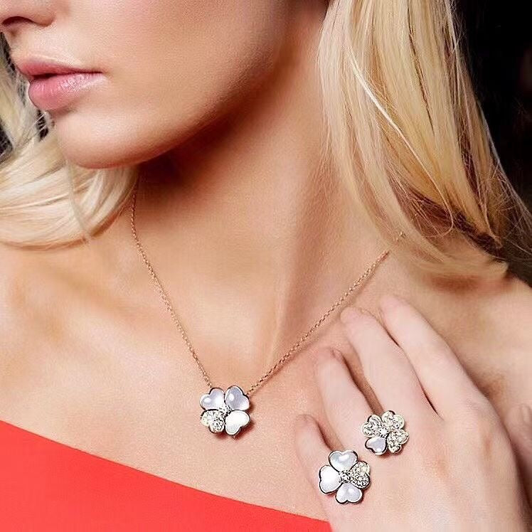 18K Van Cleef & Arpels Cosmos Clip pendant Necklace