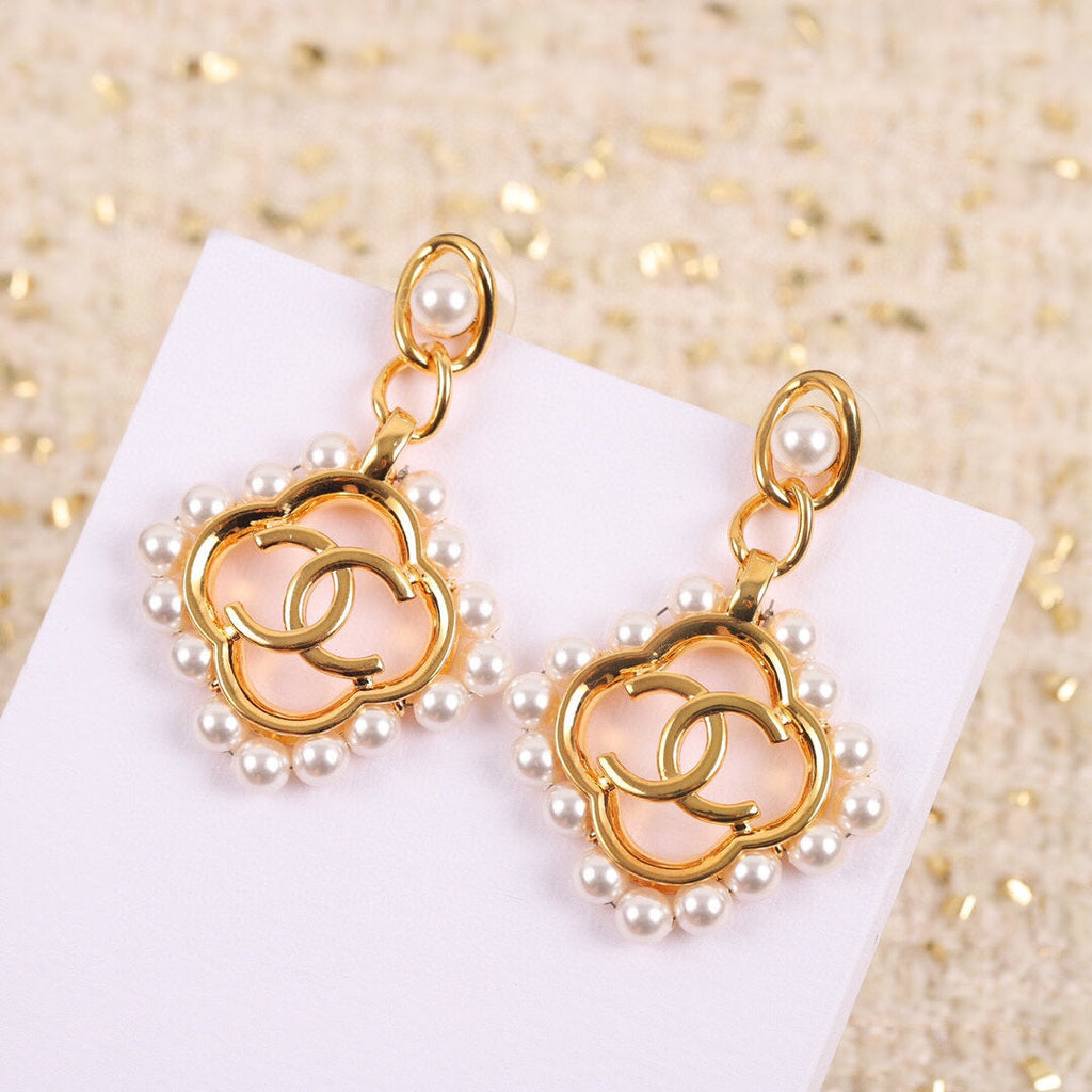 18K Chanel Square Pearl Pendant Earrings