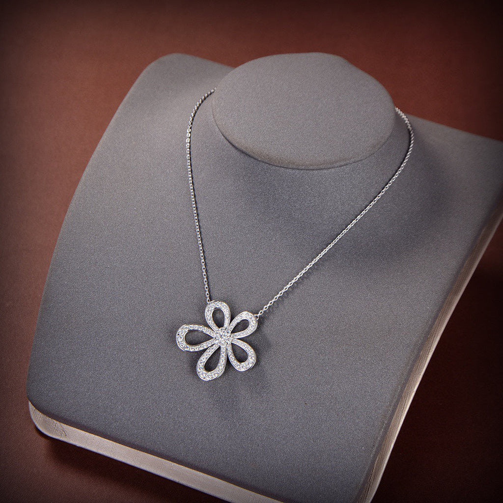 18K Van Cleef & Arpels Flowerlace Pendant Necklace