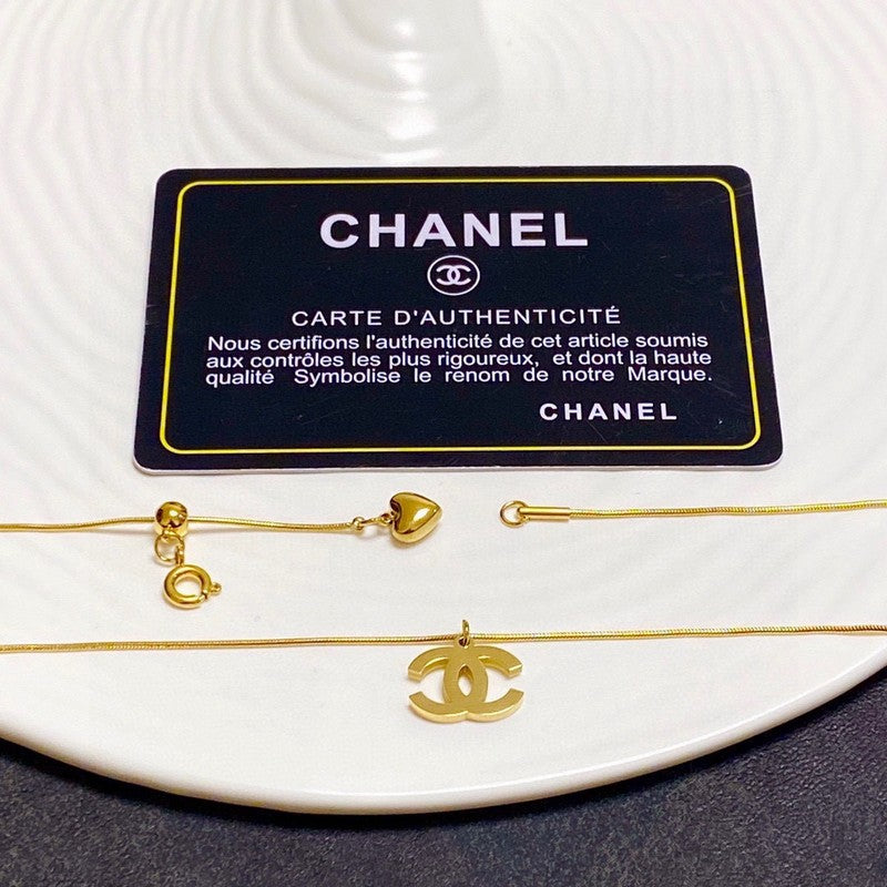 18K Chanel Heart Pendant Gold Necklace