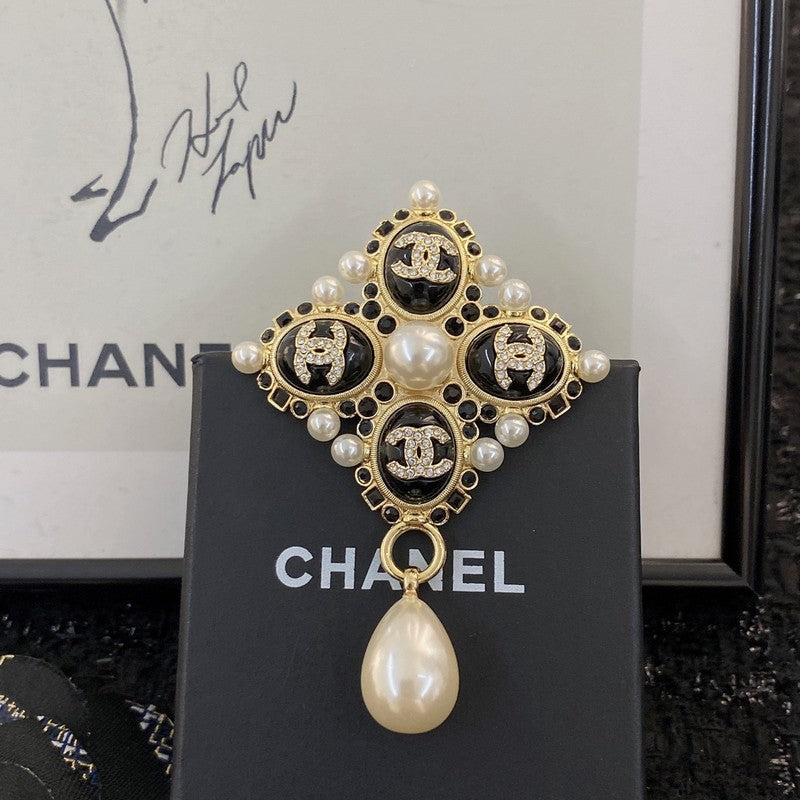 18K Chanel Pearl Pendant Gold Brooch