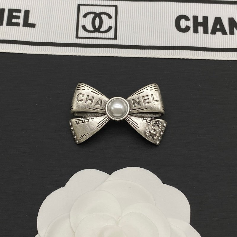 18K Chanel Bow Tie Pearl Gold Brooch