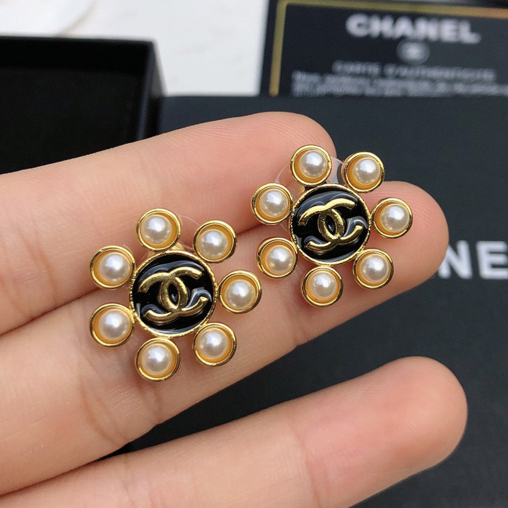 18K Chanel Flower Pearls Earrings