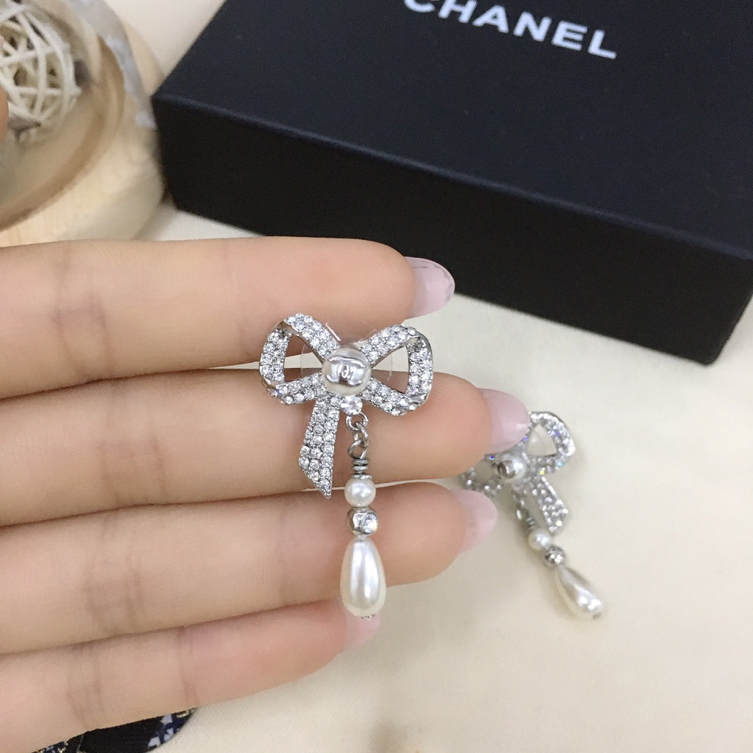 18K Chanel Bow Tie Diamonds Earrings