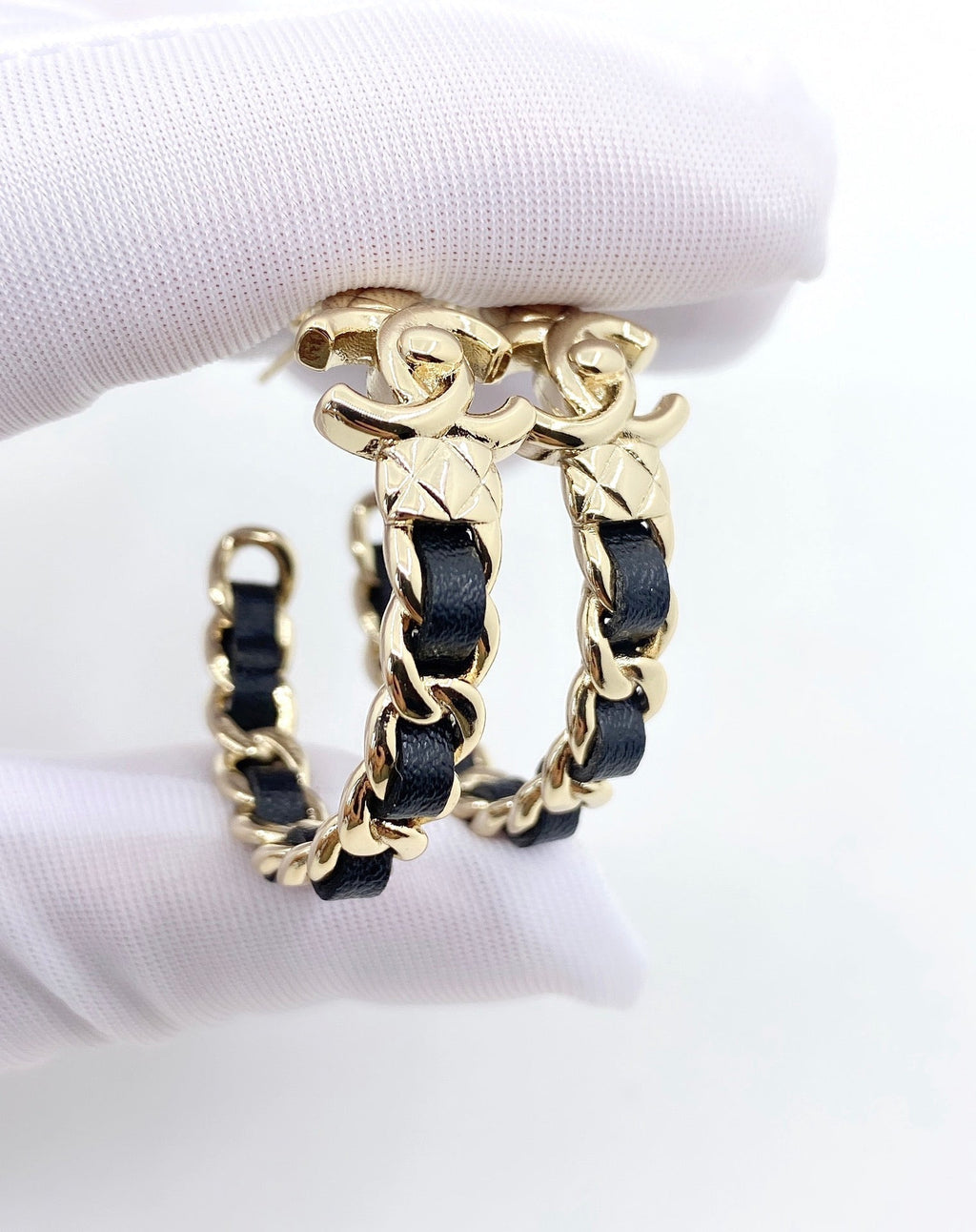 18K Chanel Cricle Leather Earrings