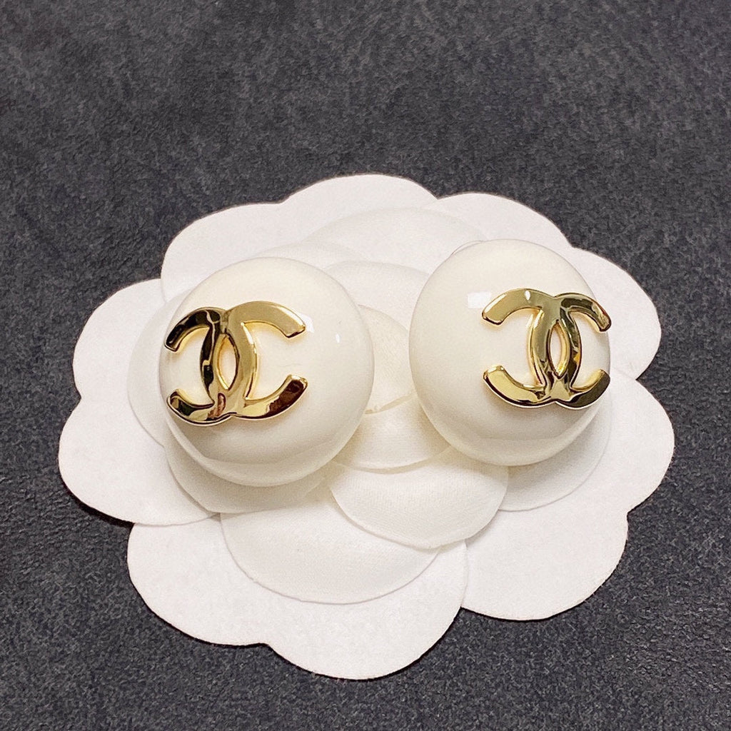 18K Chanel Pearl Round Earrings