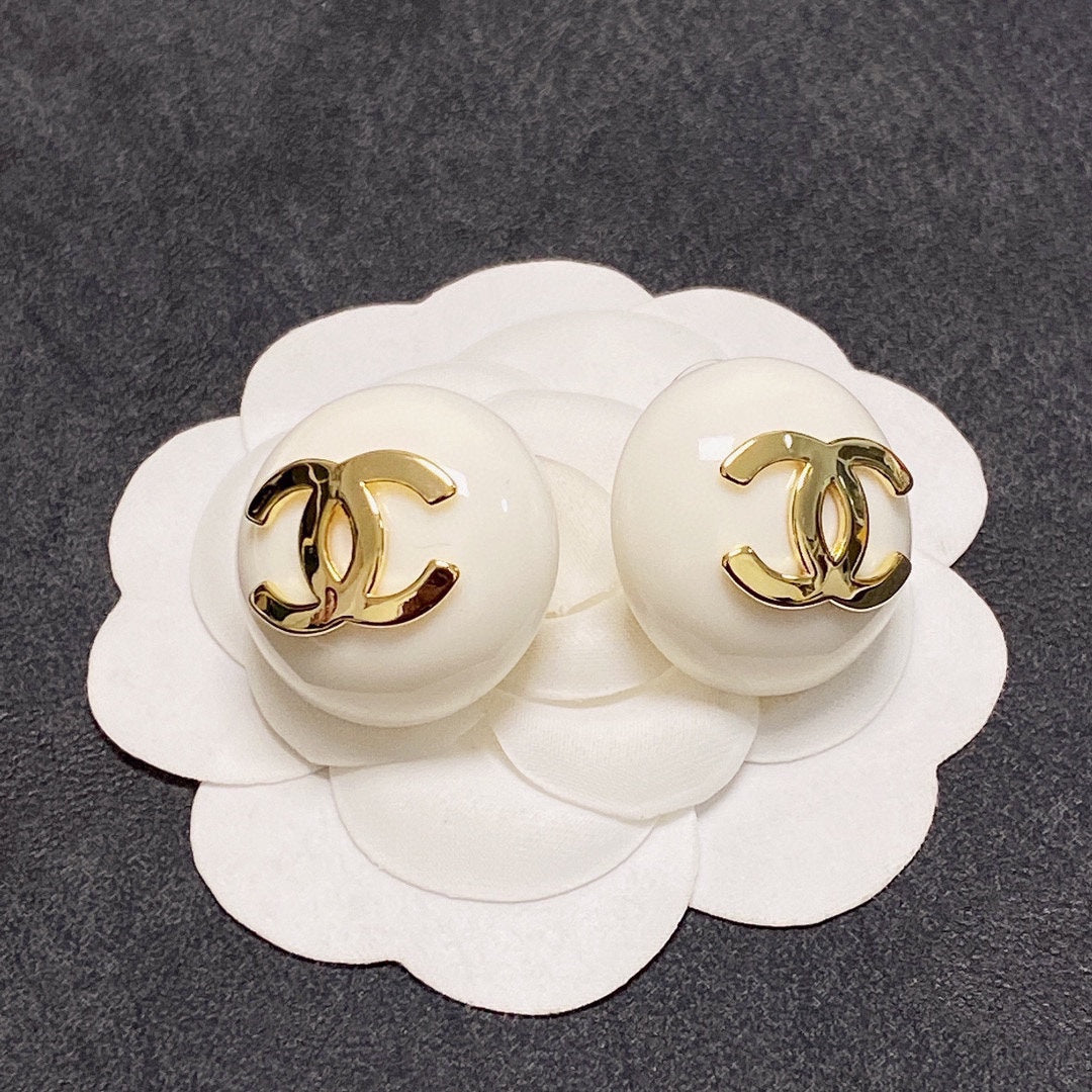 18K Chanel Pearl Round Earrings