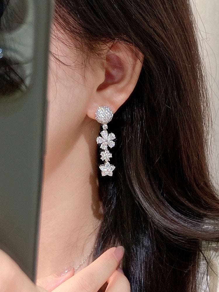 18K Van Cleef & Arpels Folie Des Prés Earrings