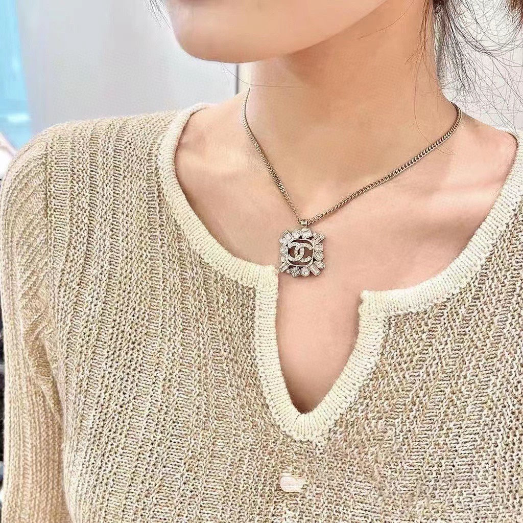 18K Chanel Diamonds Pendant Necklace