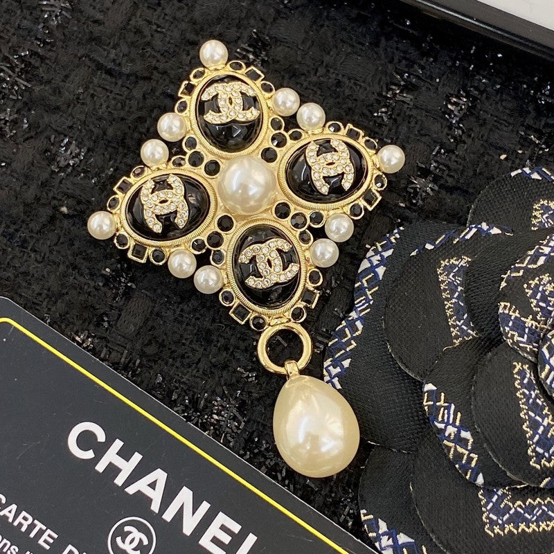18K Chanel Pearl Pendant Gold Brooch