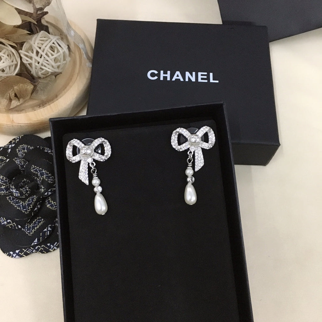 18K Chanel Bow Tie Diamonds Earrings