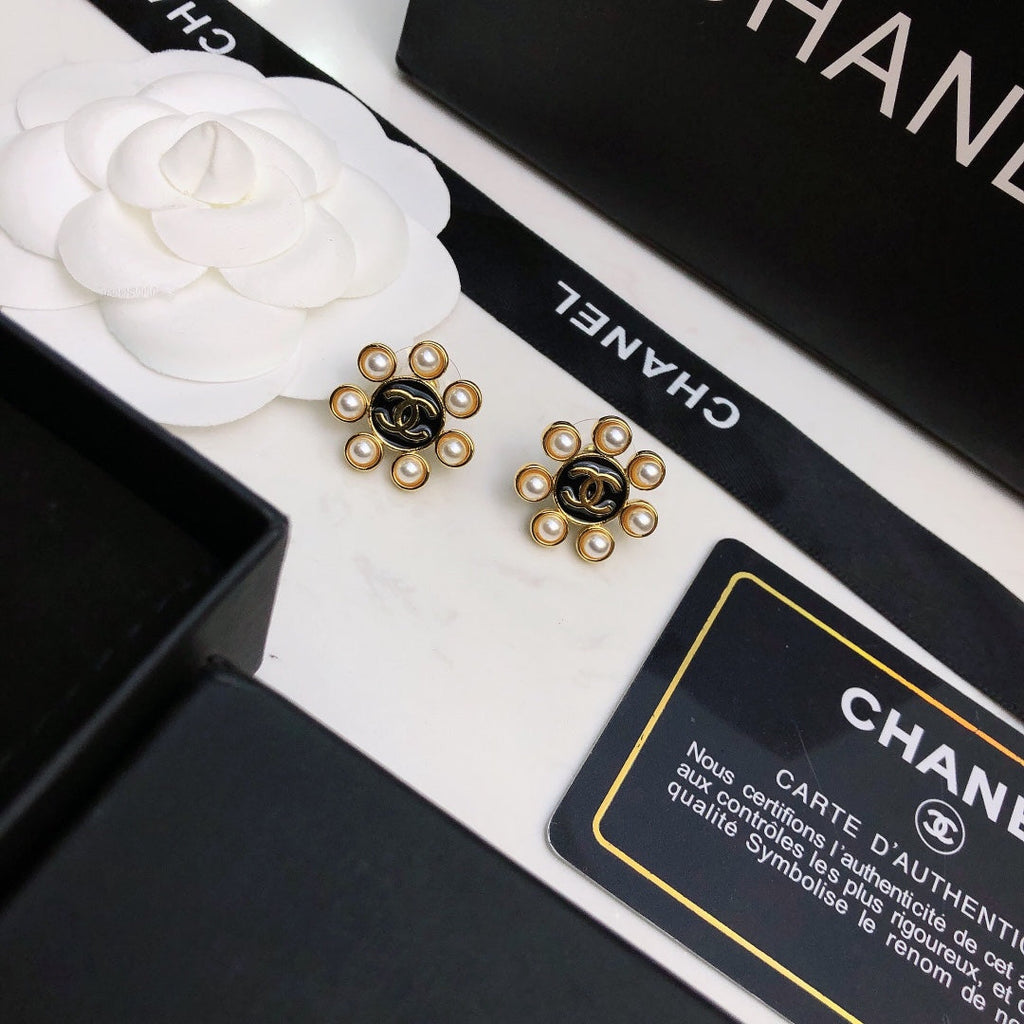18K Chanel Flower Pearls Earrings