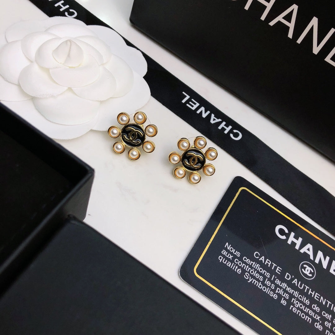18K Chanel Flower Pearls Earrings