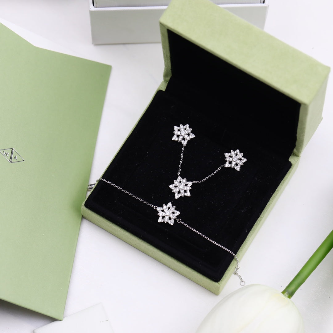 18K Van Cleef & Arpels Lotus Openwork Pendant Necklace