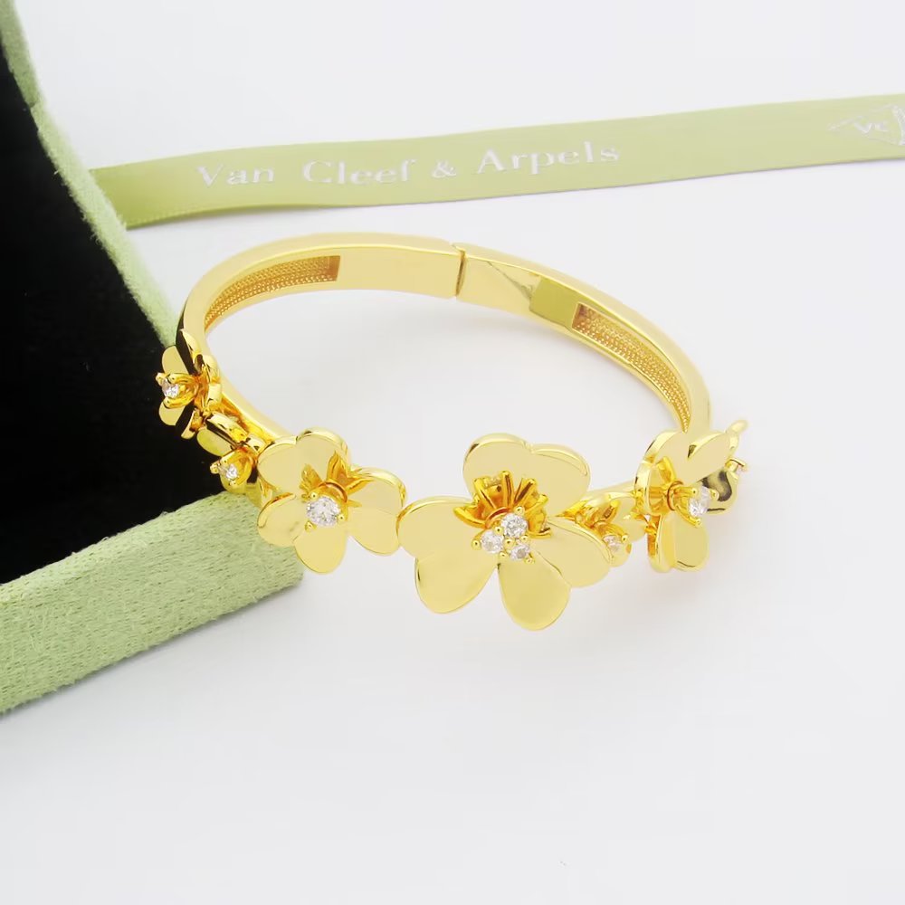 18K Van Cleef & Arpels Frivole Seven Flowers Bracelet