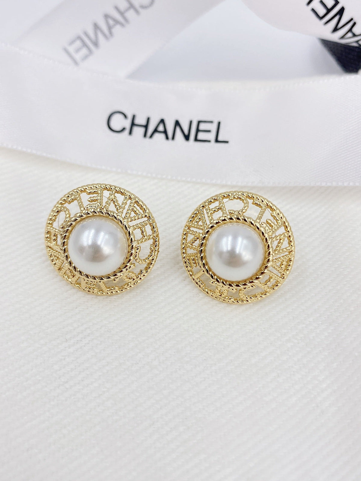 18K Chanel Pearl Round Earrings