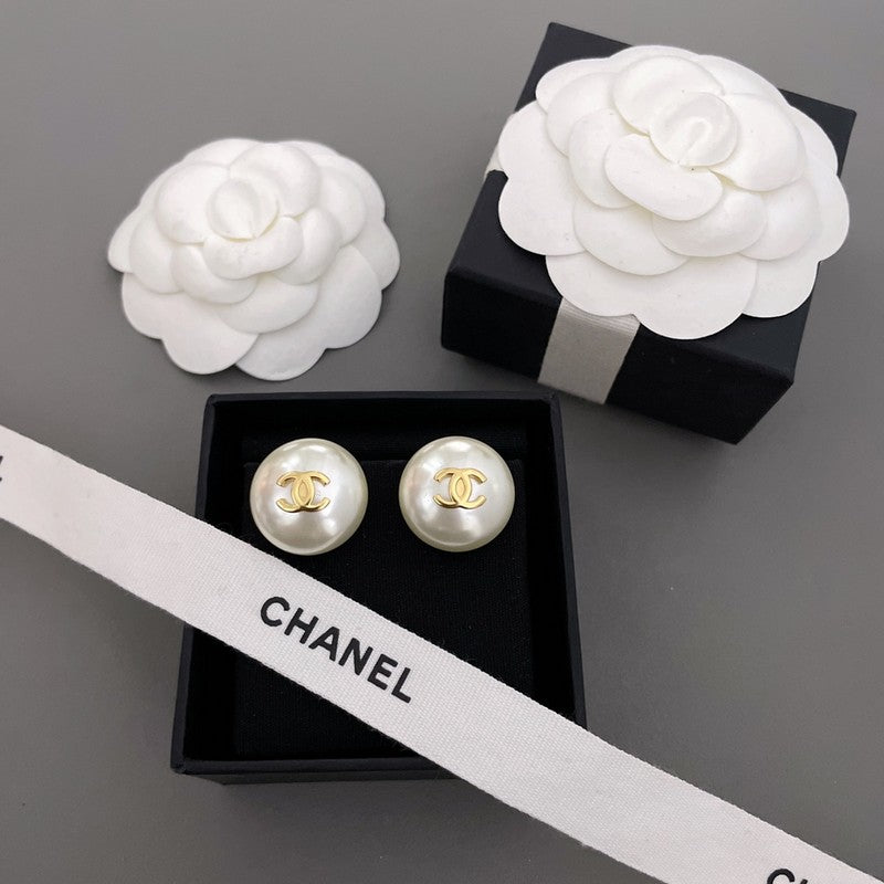 18K Chanel Pearl Gold Round Earrings