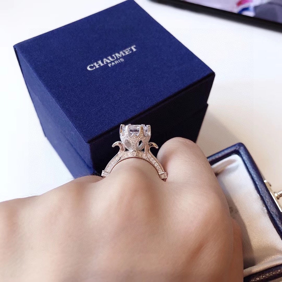 18K Chaumet Joséphine Ring