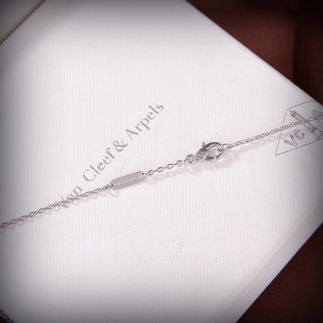 18K Van Cleef & Arpels Flowerlace Pendant Necklace