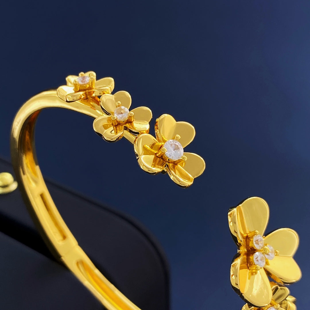 18K Van Cleef & Arpels Frivole Seven Flowers Bracelet