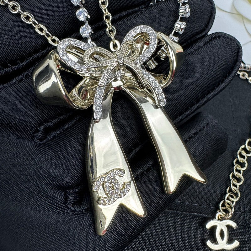 18K Chanel 25K Bow Tie Diamond Gold Necklace