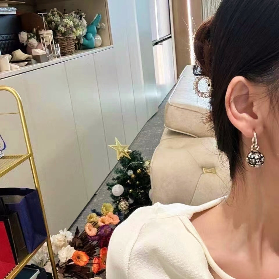 18K Chanel Round Crystals Earrings