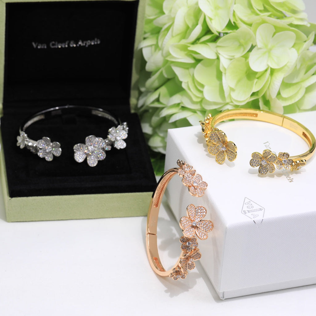 18K Van Cleef & Arpels Frivole Seven Flowers Diamonds Bracelet