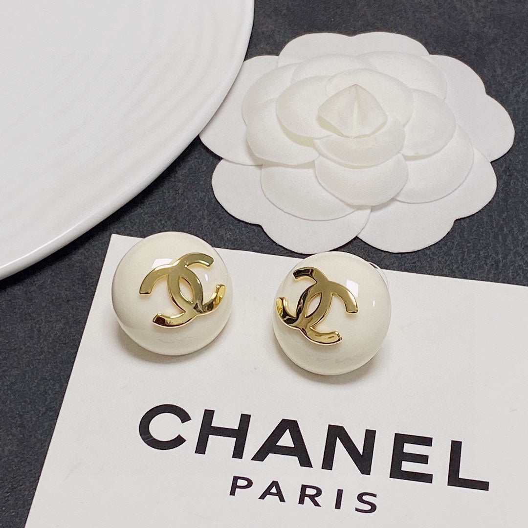 18K Chanel Pearl Round Earrings