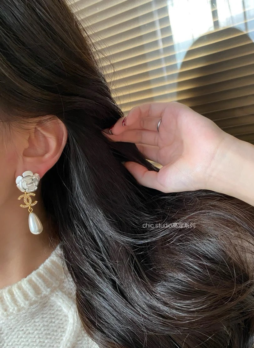 18K Chanel Flower Pearl Earrings