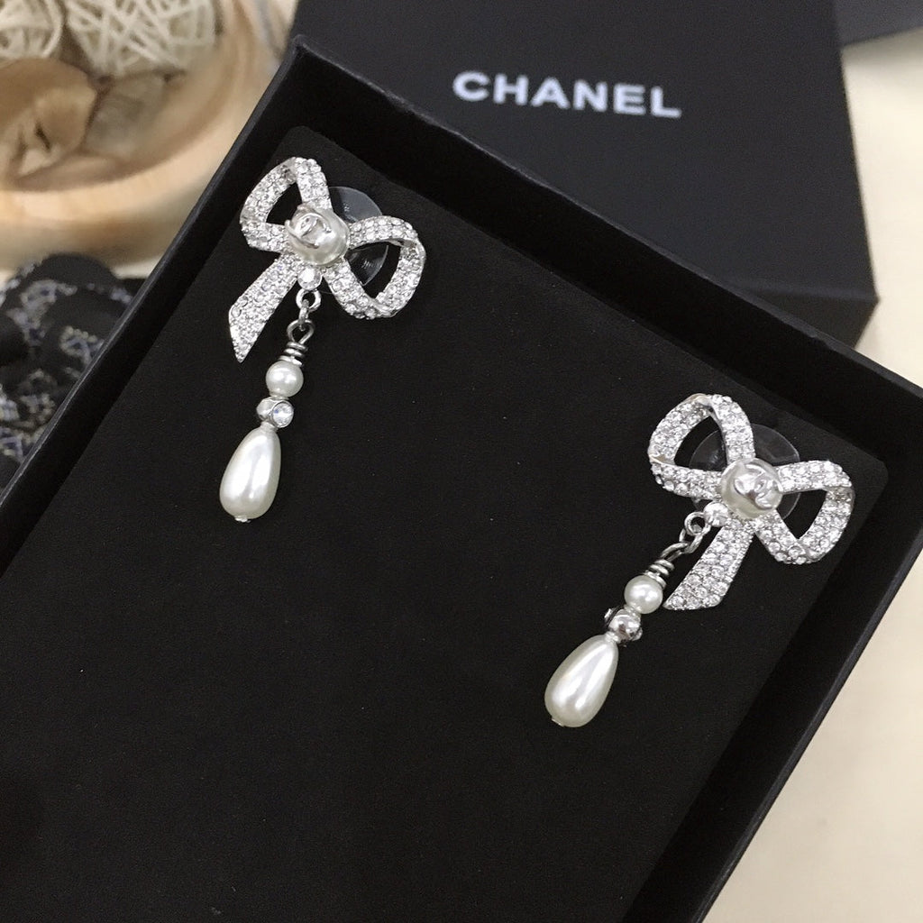 18K Chanel Bow Tie Diamonds Earrings