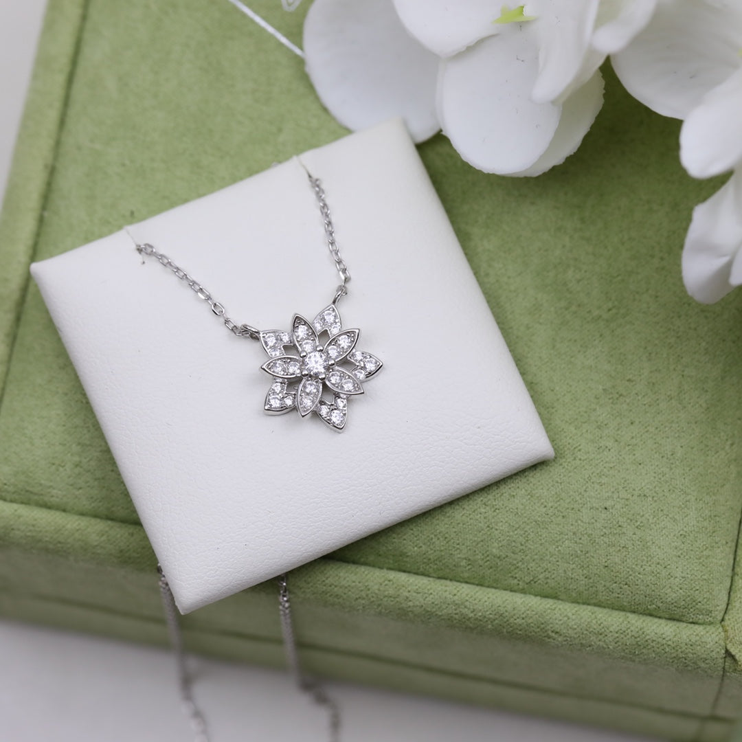 18K Van Cleef & Arpels Lotus Openwork Pendant Necklace