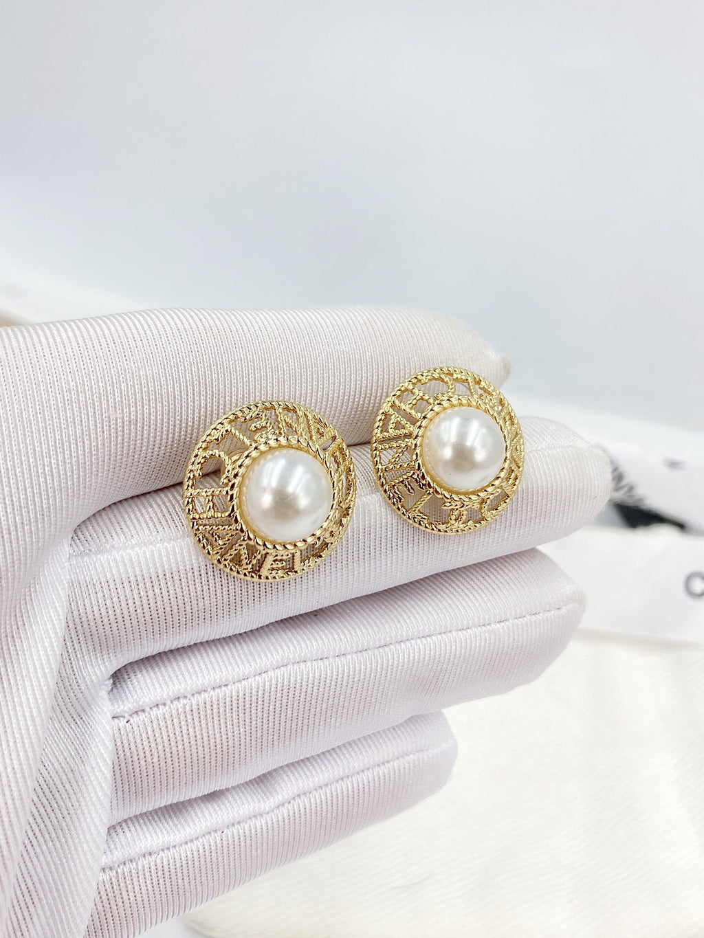 18K Chanel Pearl Round Earrings