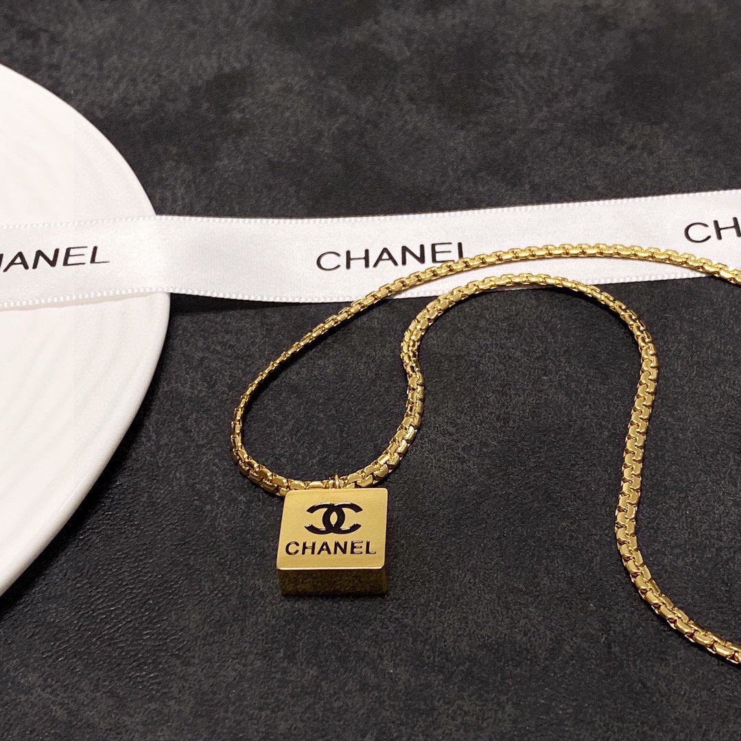 18K Chanel Pendant Necklace