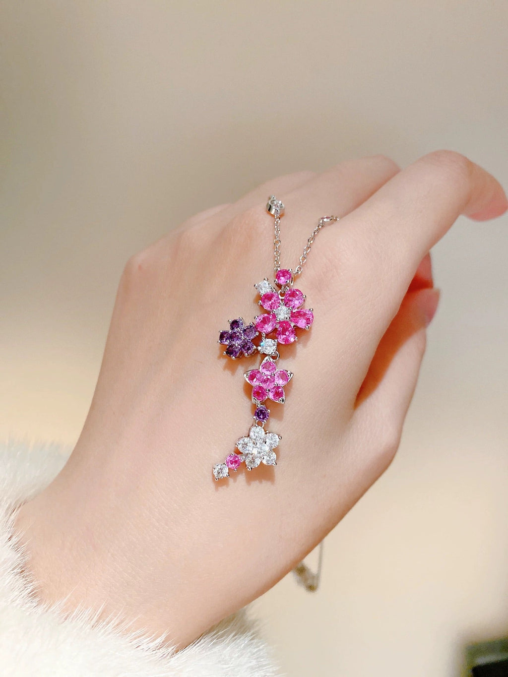 18K Van Cleef & Arpels Folie Des Prés Pendant Necklace