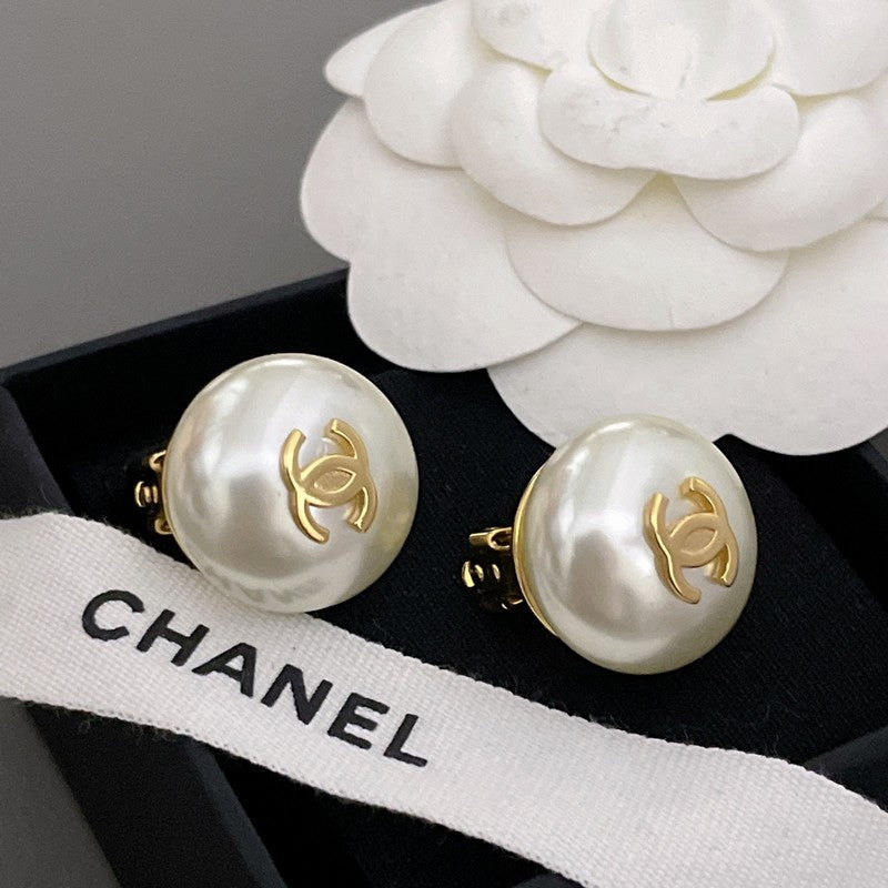 18K Chanel Pearl Gold Round Earrings