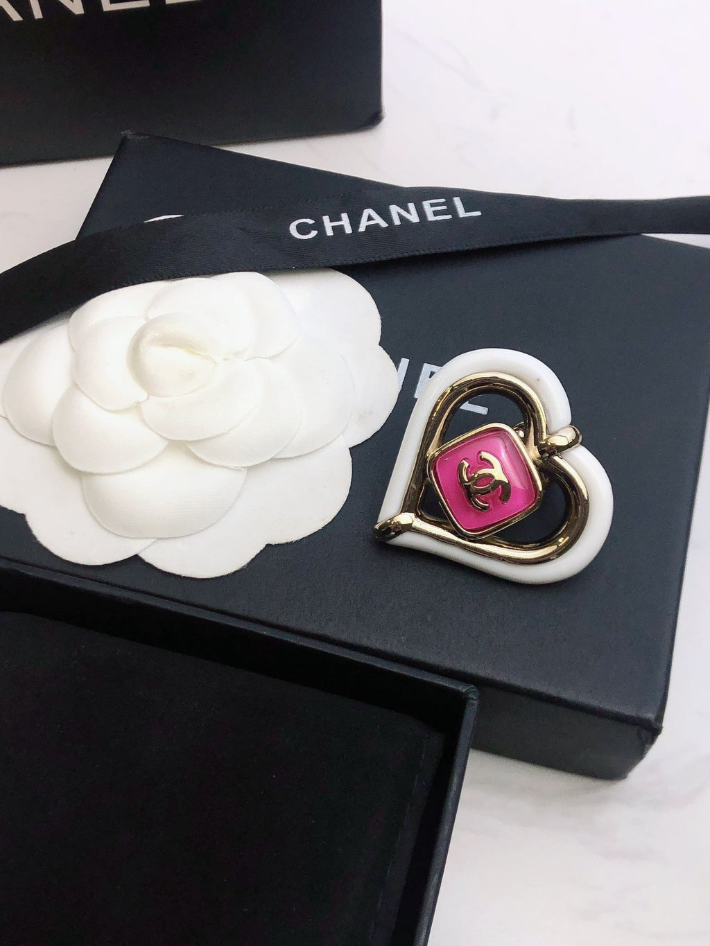 18K Chanel Heart Brooch