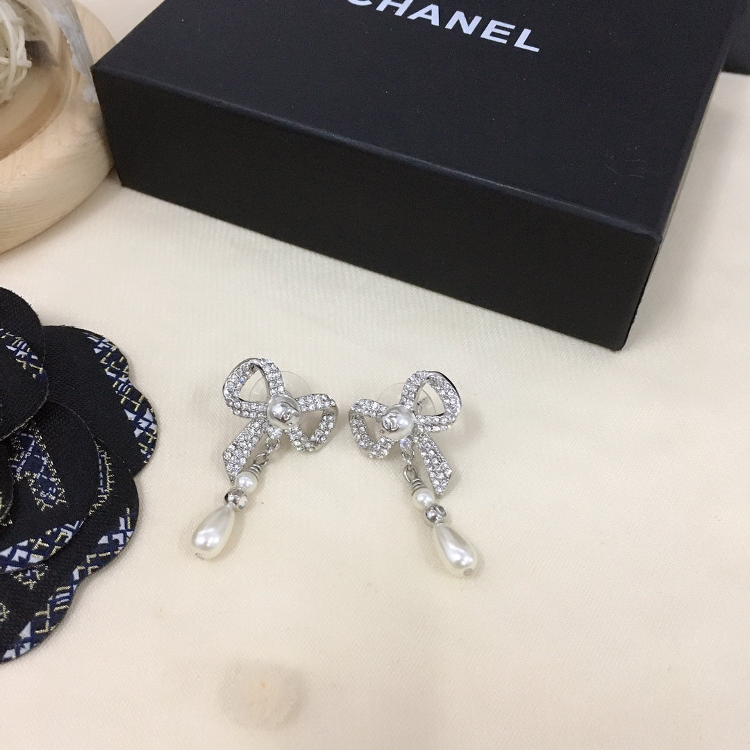 18K Chanel Bow Tie Diamonds Earrings