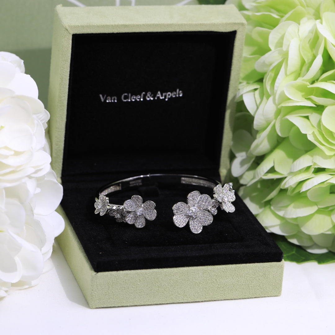 18K Van Cleef & Arpels Frivole Seven Flowers Diamonds Bracelet