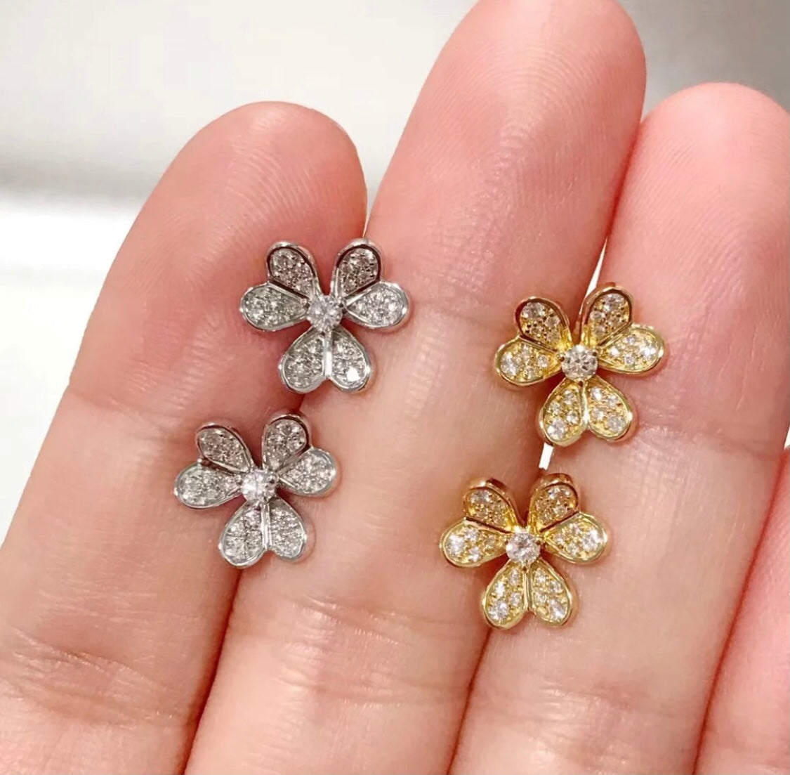 18K Yellow Gold Van Cleef & Arpels Frivole Small Model Earrings